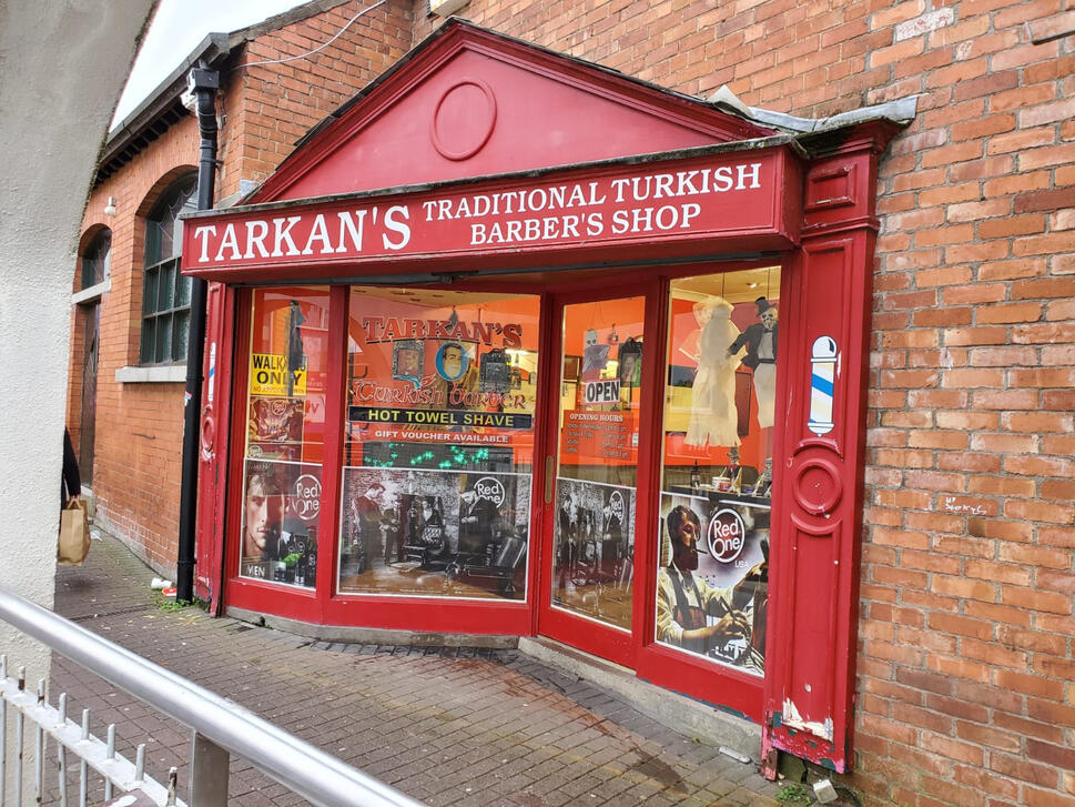Tarlan barber outside